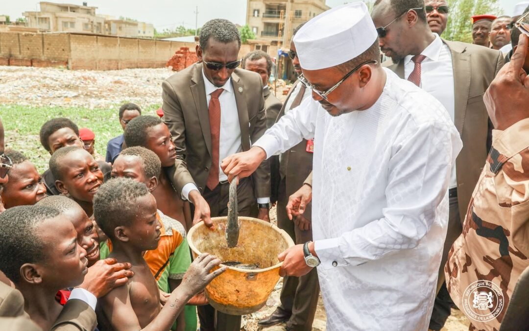 🌧️ FORTES PLUIES À N’DJAMÉNA : LE PRÉSIDENT MAHAMAT IDRISS DEBY ITNO SUR LE TERRAIN FACE À L’URGENCE DES INONDATIONS